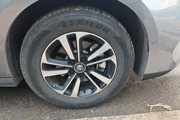 Used BYD Qin PLUS 2025 DM-i Smart Drive 120KM Superior Model Right Front Wheel Hub
