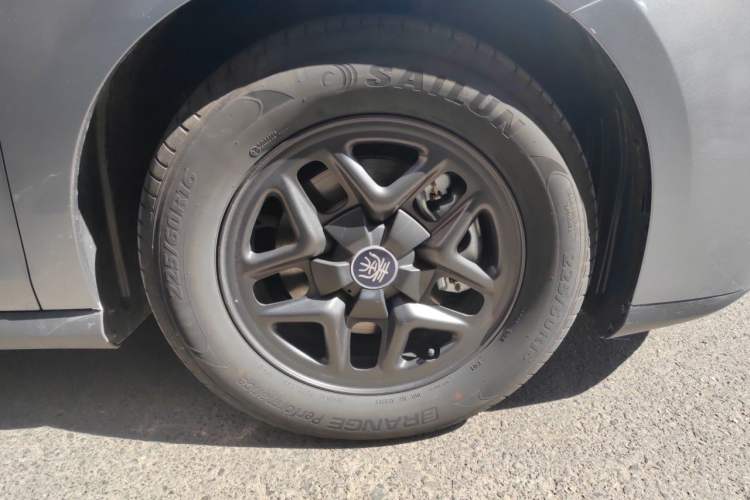 Used BYD Qin PLUS 2025 DM-i Smart Drive 55KM Leading Model Right Front Wheel Hub