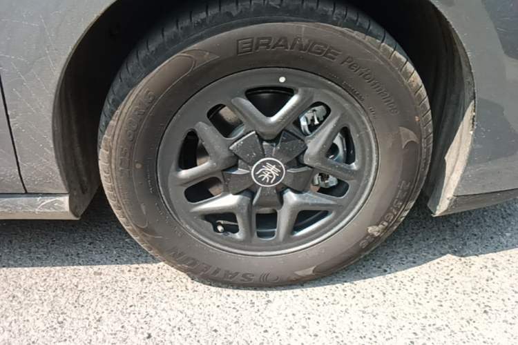 Used BYD Qin PLUS 2025 DM-i Smart Drive 55KM Leading Model Right Front Wheel Hub