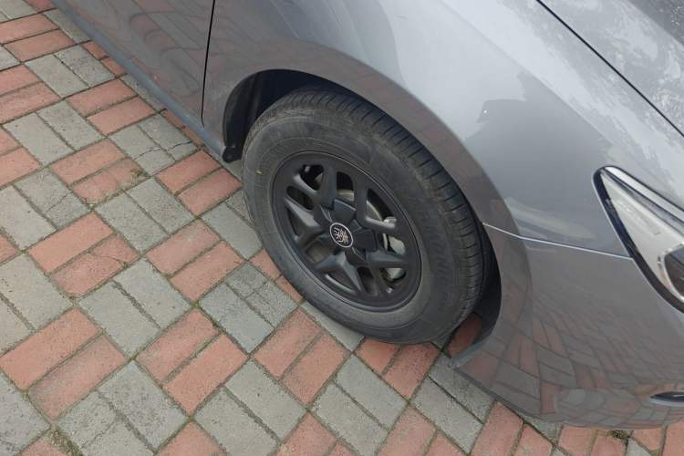 Used BYD Qin PLUS 2025 DM-i Smart Drive 55KM Leading Model Right Front Wheel Hub