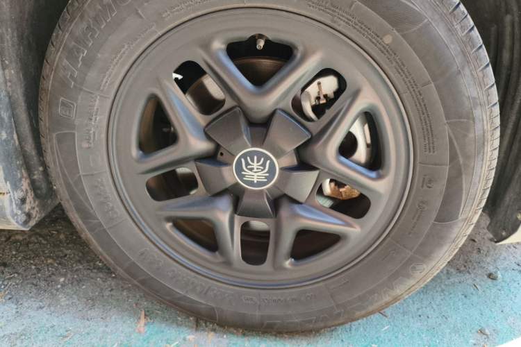 Used BYD Qin PLUS 2025 DM-i Smart Drive 55KM Leading Model Right Front Wheel Hub