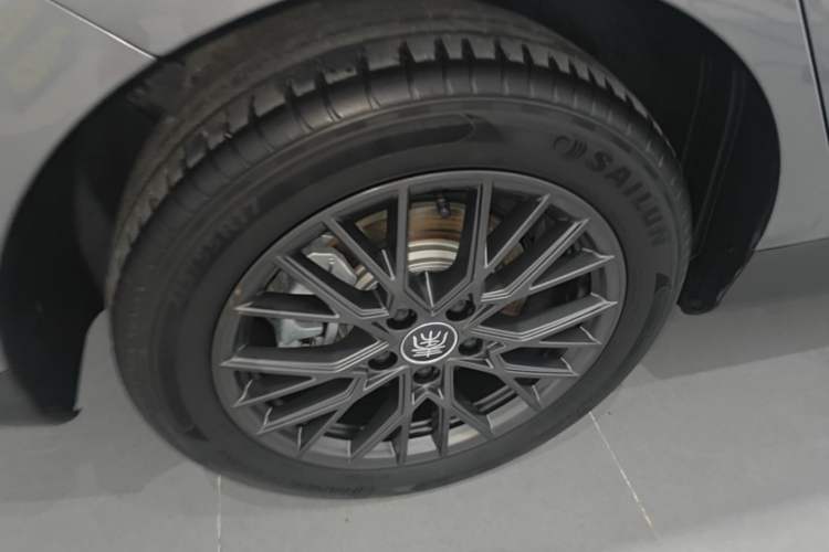 Used BYD Qin PLUS 2025 EV Smart Drive Edition 420KM Leading Model Right Rear Wheel Hub