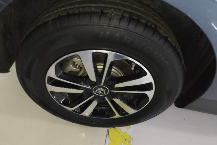Used BYD Qin PLUS 2025 DM-i Smart Drive 120KM Superior Model Right Rear Wheel Hub