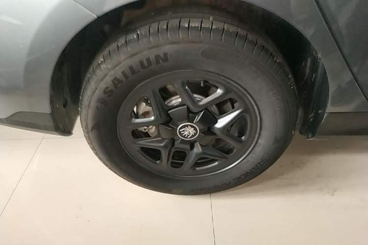 Used BYD Qin PLUS 2025 DM-i Smart Drive 55KM Leading Model Right Rear Wheel Hub