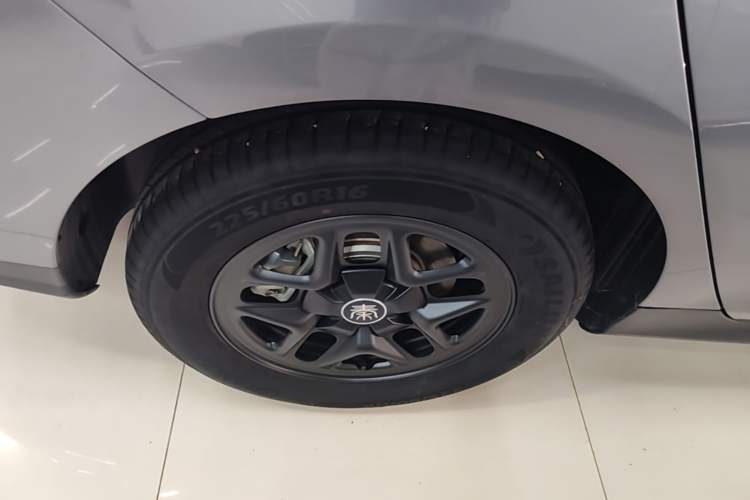 Used BYD Qin PLUS 2025 DM-i Smart Drive 55KM Leading Model Right Rear Wheel Hub