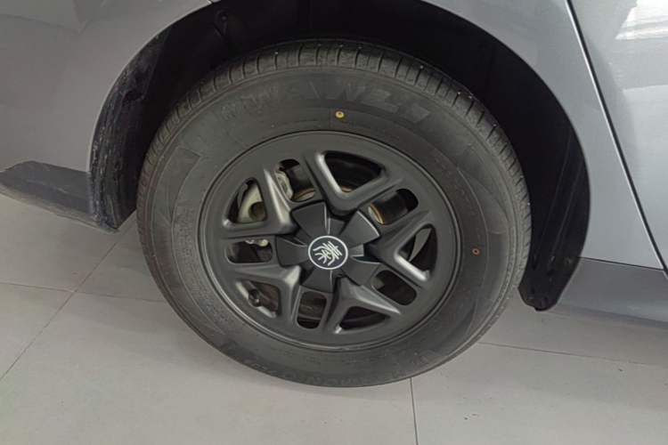 Used BYD Qin PLUS 2025 DM-i Smart Drive 55KM Leading Model Right Rear Wheel Hub