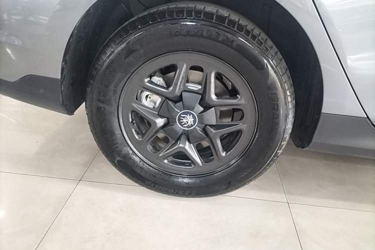 Used BYD Qin PLUS 2025 DM-i Smart Drive 55KM Leading Model Right Rear Wheel Hub