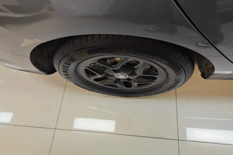 Used BYD Qin PLUS 2025 DM-i Smart Drive 55KM Leading Model Right Rear Wheel Hub