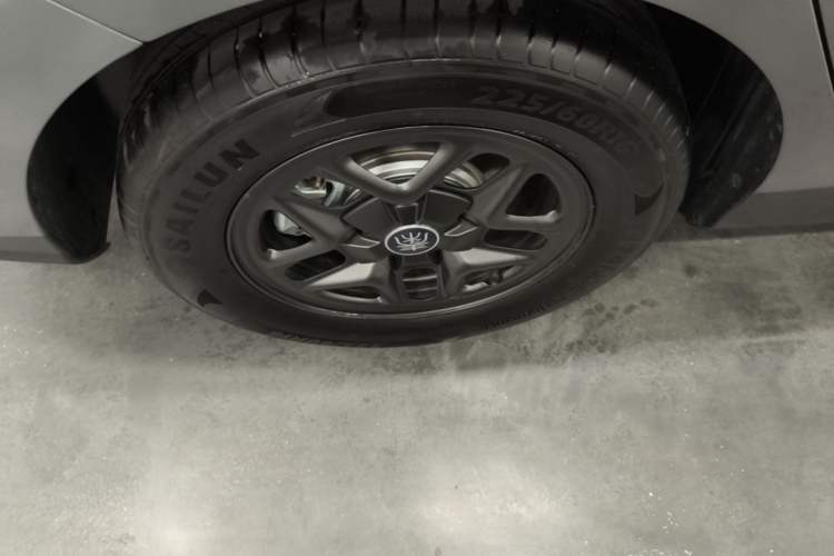 Used BYD Qin PLUS 2025 DM-i Smart Drive 55KM Leading Model Right Rear Wheel Hub