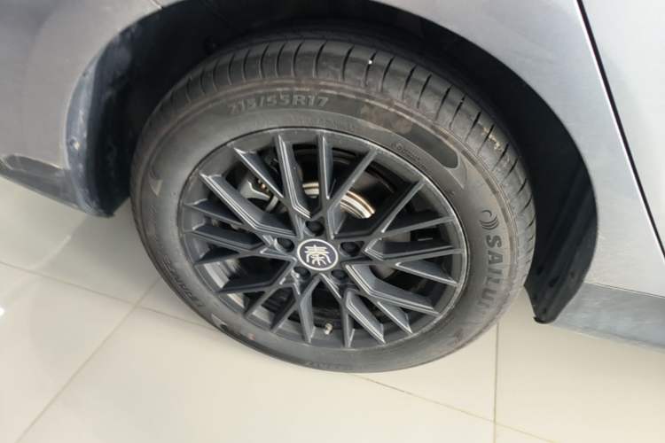 Used BYD Qin PLUS 2025 EV Smart Drive Edition 420KM Leading Model Right Rear Wheel Hub