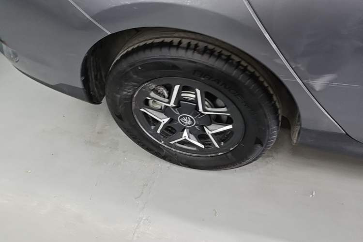 Used BYD Qin PLUS 2025 DM-i Smart Drive 55KM Leading Model Right Rear Wheel Hub