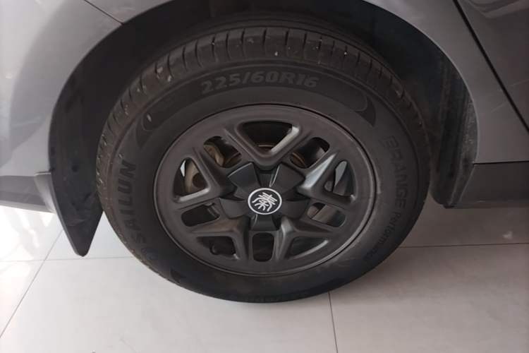 Used BYD Qin PLUS 2025 DM-i Smart Drive 55KM Leading Model Right Rear Wheel Hub