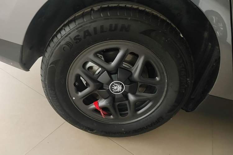 Used BYD Qin PLUS 2025 DM-i Smart Drive 55KM Leading Model Right Rear Wheel Hub