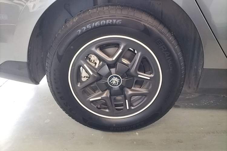 Used BYD Qin PLUS 2025 DM-i Smart Drive 55KM Leading Model Right Rear Wheel Hub