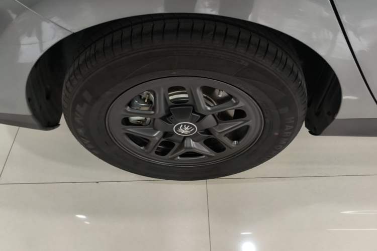 Used BYD Qin PLUS 2025 DM-i Smart Drive 55KM Leading Model Right Rear Wheel Hub