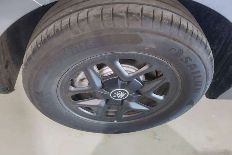 Used BYD Qin PLUS 2025 DM-i Smart Drive 55KM Leading Model Right Rear Wheel Hub
