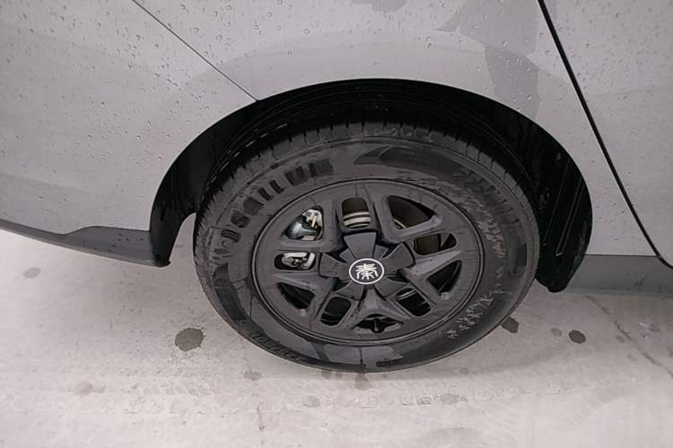 Used BYD Qin PLUS 2025 DM-i Smart Drive 55KM Leading Model Right Rear Wheel Hub