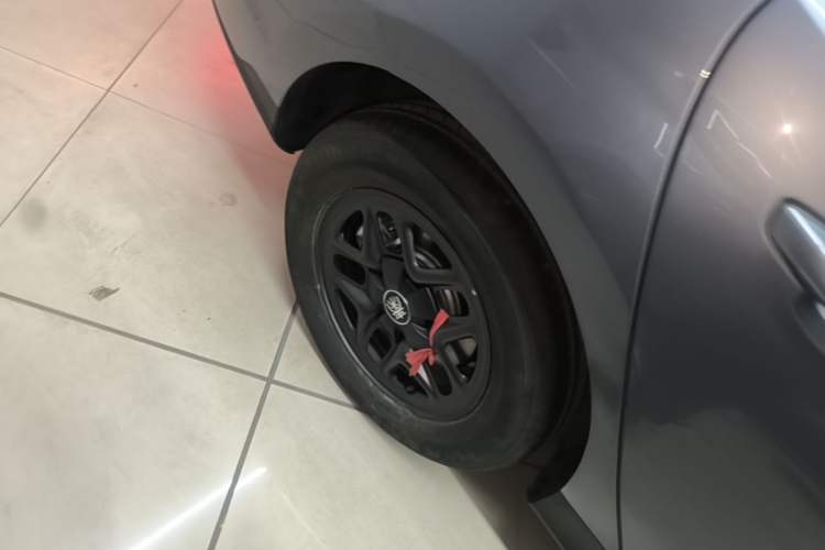 Used BYD Qin PLUS 2025 DM-i Smart Drive 55KM Leading Model Right Rear Wheel Hub
