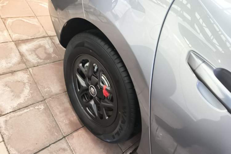 Used BYD Qin PLUS 2025 DM-i Smart Drive 55KM Leading Model Right Rear Wheel Hub