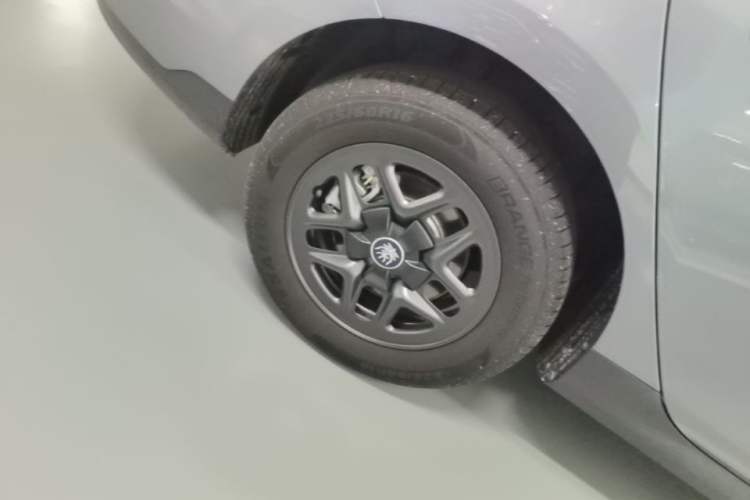 Used BYD Qin PLUS 2025 DM-i Smart Drive 55KM Leading Model Right Rear Wheel Hub