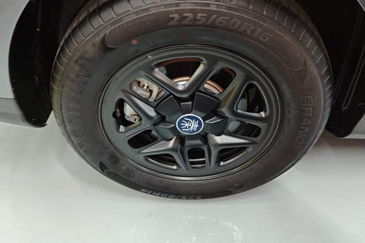 Used BYD Qin PLUS 2025 DM-i Smart Drive 55KM Leading Model Right Rear Wheel Hub