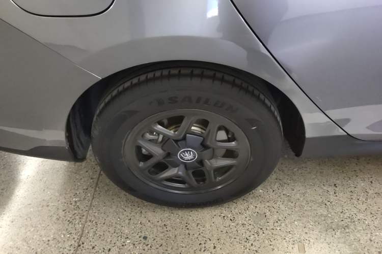 Used BYD Qin PLUS 2025 DM-i Smart Drive 55KM Leading Model Right Rear Wheel Hub