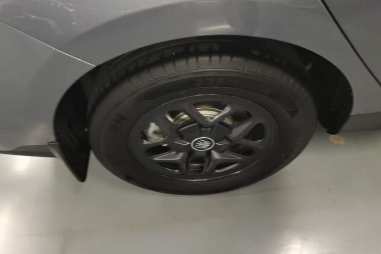 Used BYD Qin PLUS 2025 DM-i Smart Drive 55KM Leading Model Right Rear Wheel Hub