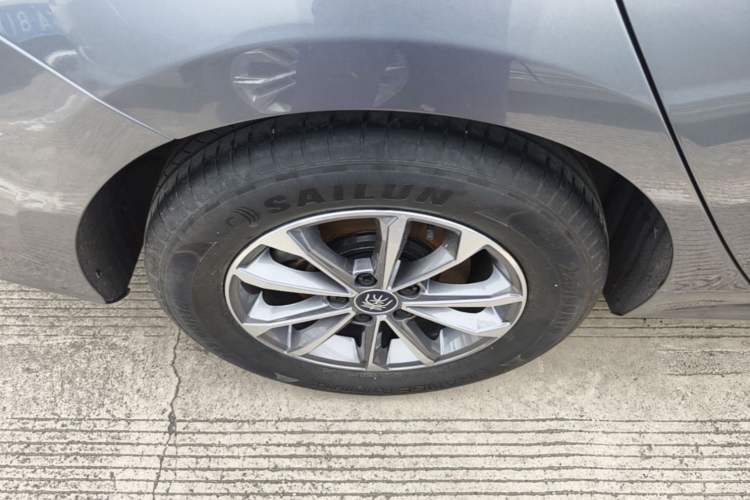 Used BYD Qin PLUS 2025 DM-i Smart Drive 55KM Leading Model Right Rear Wheel Hub