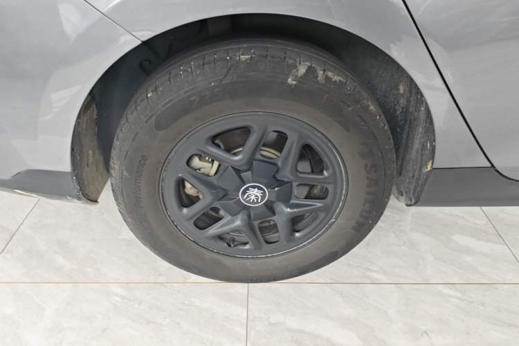 Used BYD Qin PLUS 2025 DM-i Smart Drive 55KM Leading Model Right Rear Wheel Hub