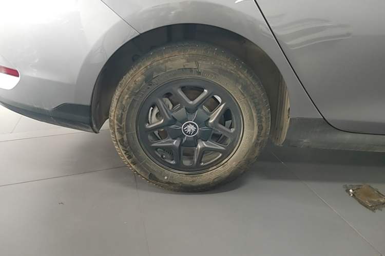 Used BYD Qin PLUS 2025 DM-i Smart Drive 55KM Leading Model Right Rear Wheel Hub