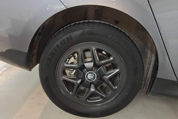 Used BYD Qin PLUS 2025 DM-i Smart Drive 55KM Leading Model Right Rear Wheel Hub