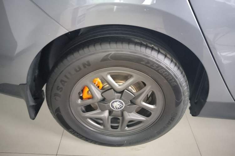 Used BYD Qin PLUS 2025 DM-i Smart Drive 55KM Leading Model Right Rear Wheel Hub