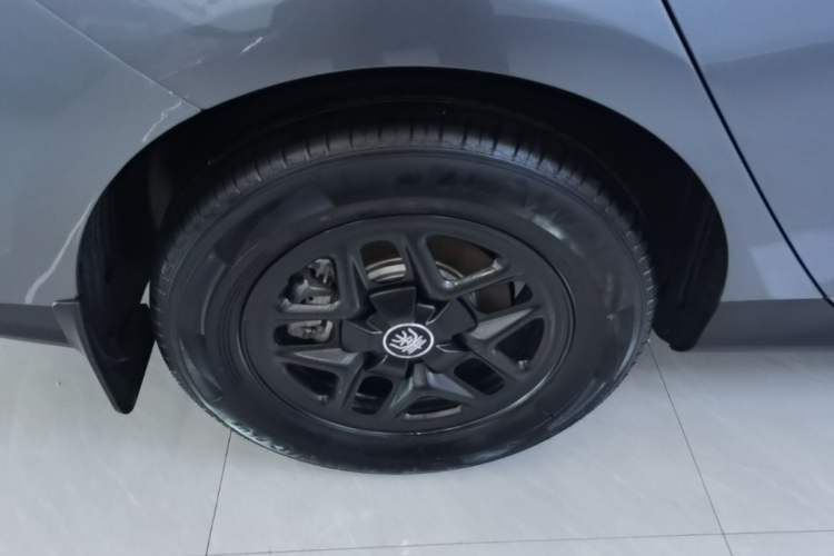 Used BYD Qin PLUS 2025 DM-i Smart Drive 55KM Leading Model Right Rear Wheel Hub