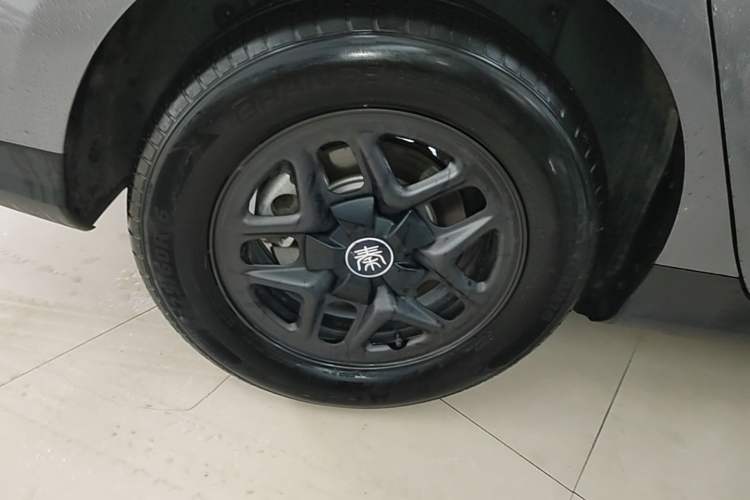 Used BYD Qin PLUS 2025 DM-i Smart Drive 55KM Leading Model Right Rear Wheel Hub