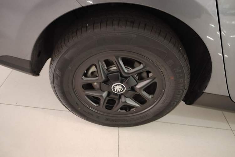 Used BYD Qin PLUS 2025 DM-i Smart Drive 55KM Leading Model Right Rear Wheel Hub