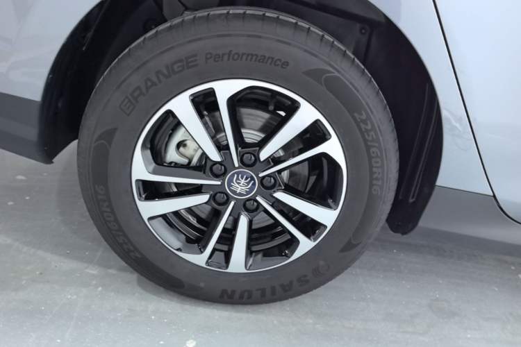 Used BYD Qin PLUS 2025 DM-i Smart Drive 120KM Superior Model Right Rear Wheel Hub
