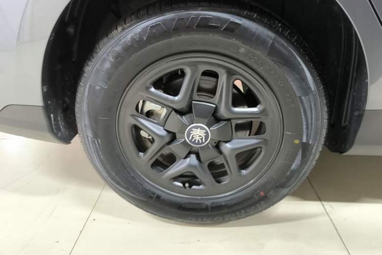Used BYD Qin PLUS 2025 DM-i Smart Drive 55KM Leading Model Right Rear Wheel Hub