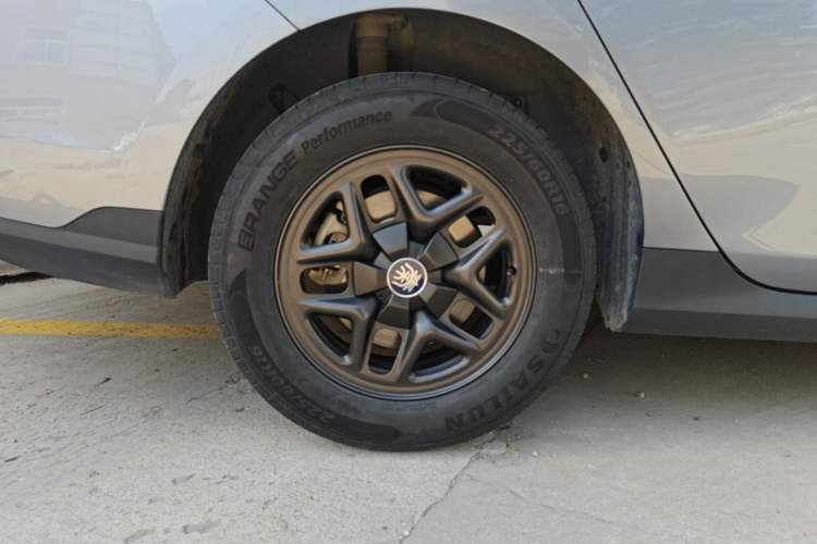 Used BYD Qin PLUS 2025 DM-i Smart Drive 55KM Leading Model Right Rear Wheel Hub