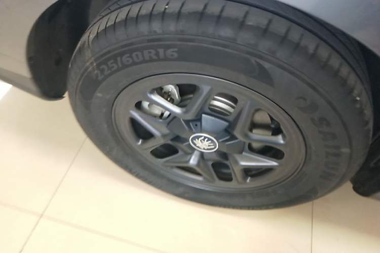 Used BYD Qin PLUS 2025 DM-i Smart Drive 55KM Leading Model Right Rear Wheel Hub