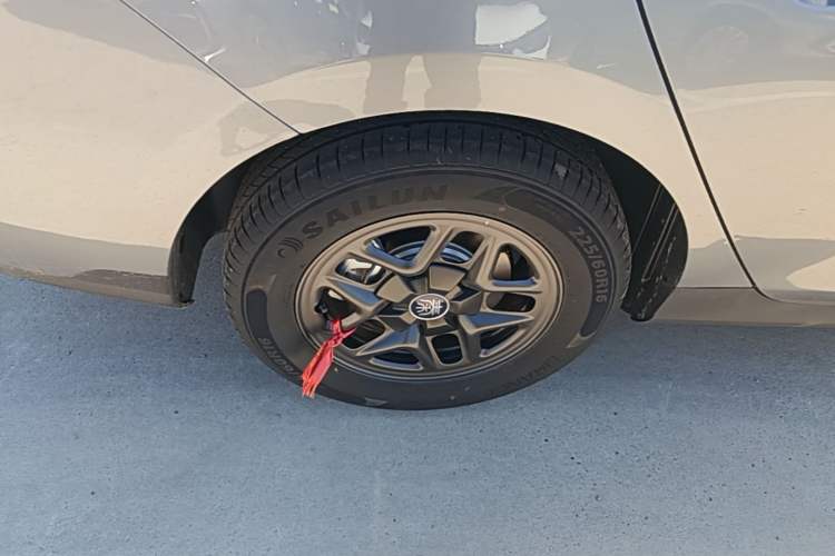 Used BYD Qin PLUS 2025 DM-i Smart Drive 55KM Leading Model Right Rear Wheel Hub