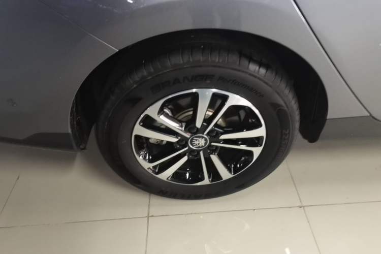 Used BYD Qin PLUS 2025 DM-i Smart Drive 120KM Superior Model Right Rear Wheel Hub
