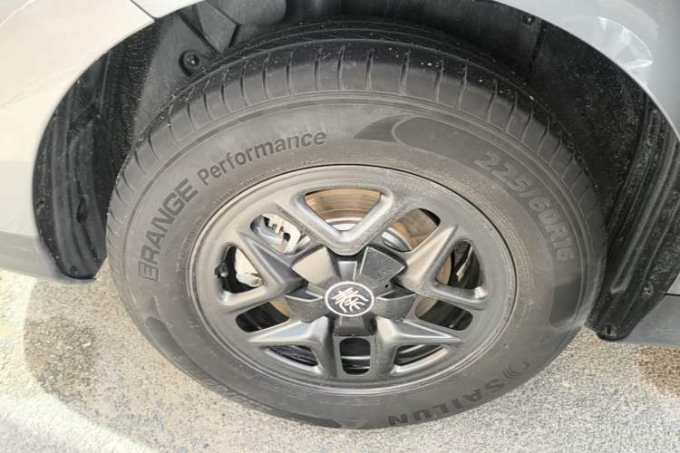 Used BYD Qin PLUS 2025 DM-i Smart Drive 55KM Leading Model Right Rear Wheel Hub