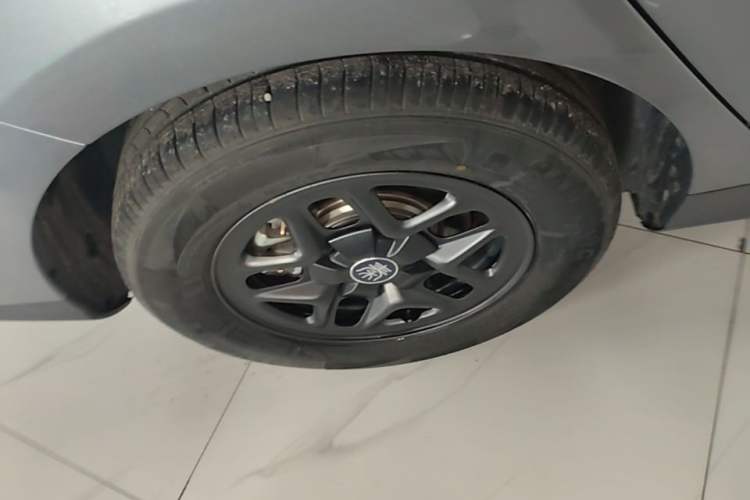 Used BYD Qin PLUS 2025 DM-i Smart Drive 55KM Leading Model Right Rear Wheel Hub