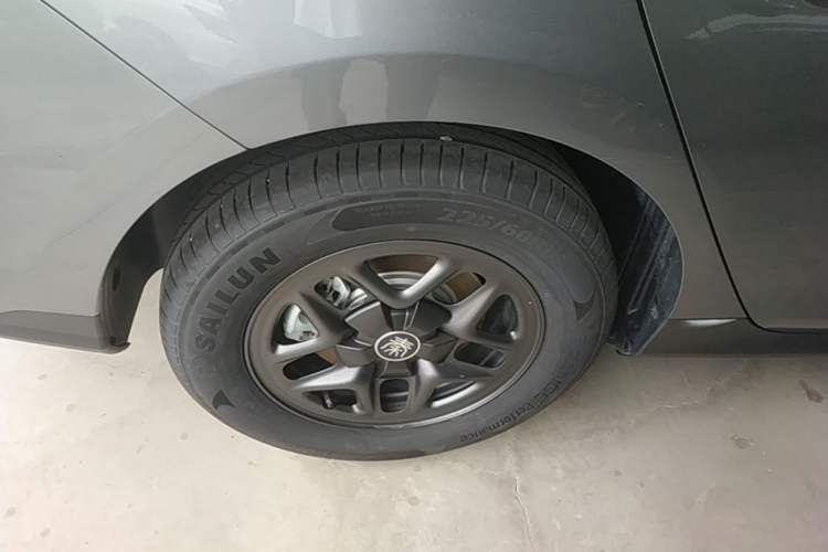 Used BYD Qin PLUS 2025 DM-i Smart Drive 55KM Leading Model Right Rear Wheel Hub