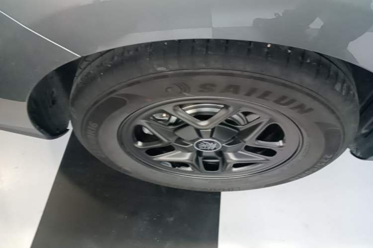 Used BYD Qin PLUS 2025 DM-i Smart Drive 55KM Leading Model Right Rear Wheel Hub