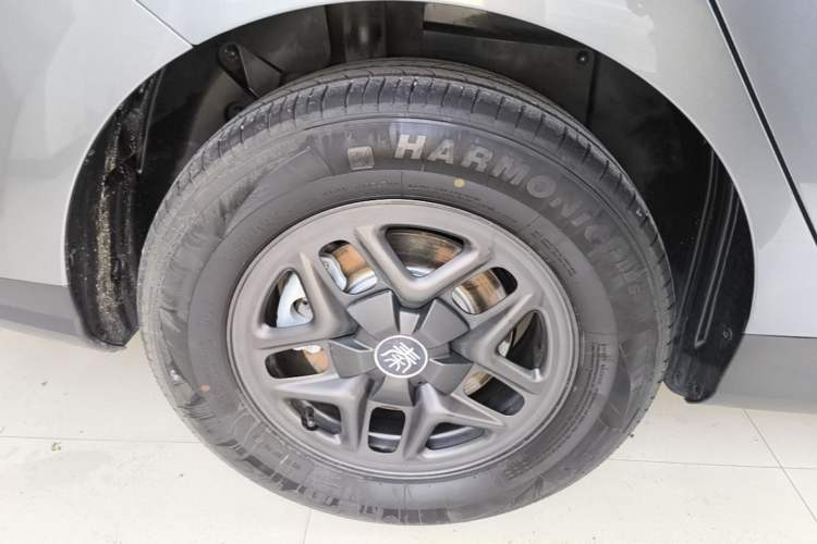 Used BYD Qin PLUS 2025 DM-i Smart Drive 55KM Leading Model Right Rear Wheel Hub