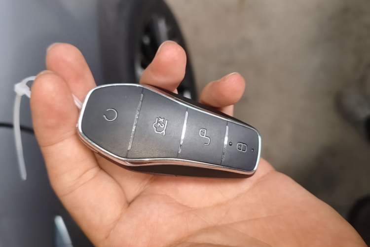 Used BYD Qin PLUS 2025 EV Smart Drive Edition 420KM Leading Model Vehicle Key