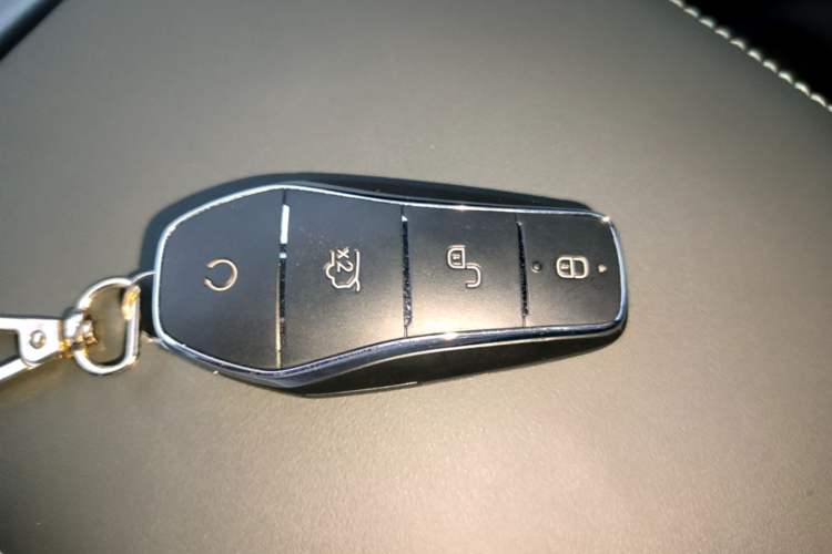 Used BYD Qin PLUS 2025 DM-i Smart Drive 55KM Leading Model Vehicle Key