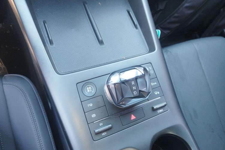 Used BYD Qin PLUS 2025 DM-i Smart Drive 120KM Superior Model Gear Lever