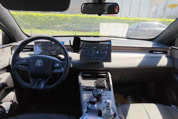 Used BYD Qin PLUS 2025 DM-i Smart Drive 55KM Leading Model Center Console